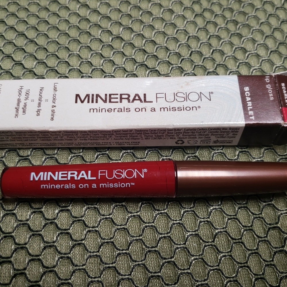 Mineral Fusion lip gloss * SCARLETT